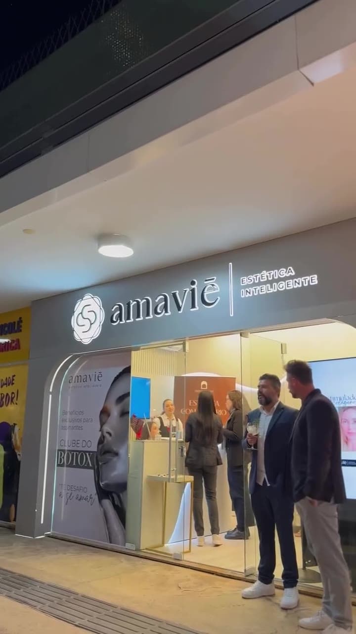 Entrada da clínica Amaviē Estética Inteligente ao entardecer, Kobrasol, São José/SC